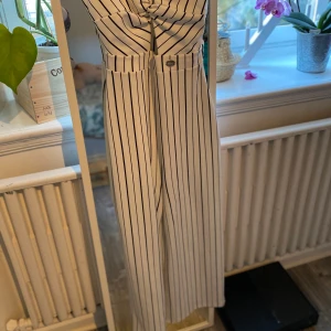 Byxdress - Säljer denna super fina byxdressen! Köpt förra året och använd 1 gång ( skolavslutning) super fint skicka och inga defekter eller skavanker! Nypris: 500kr (tror jag) storlek s men passar en liten m oxkså 