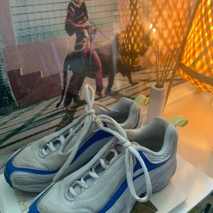 Reebok DAYTONA DMX  - Säljer ett par Reebok sneakers i strl 37,5. Använda sparsamt men har några enstaka defekter. Jag köpte dem för två år sedan på Aplace för 1300kr.