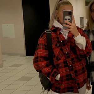 Röd skjortjacka Zara - En röd skjortjacka från Zara. Använd men i bra skick! Mottagare står för frakten (vid köp av fler plagg, kan fraktkostnaden minska!)