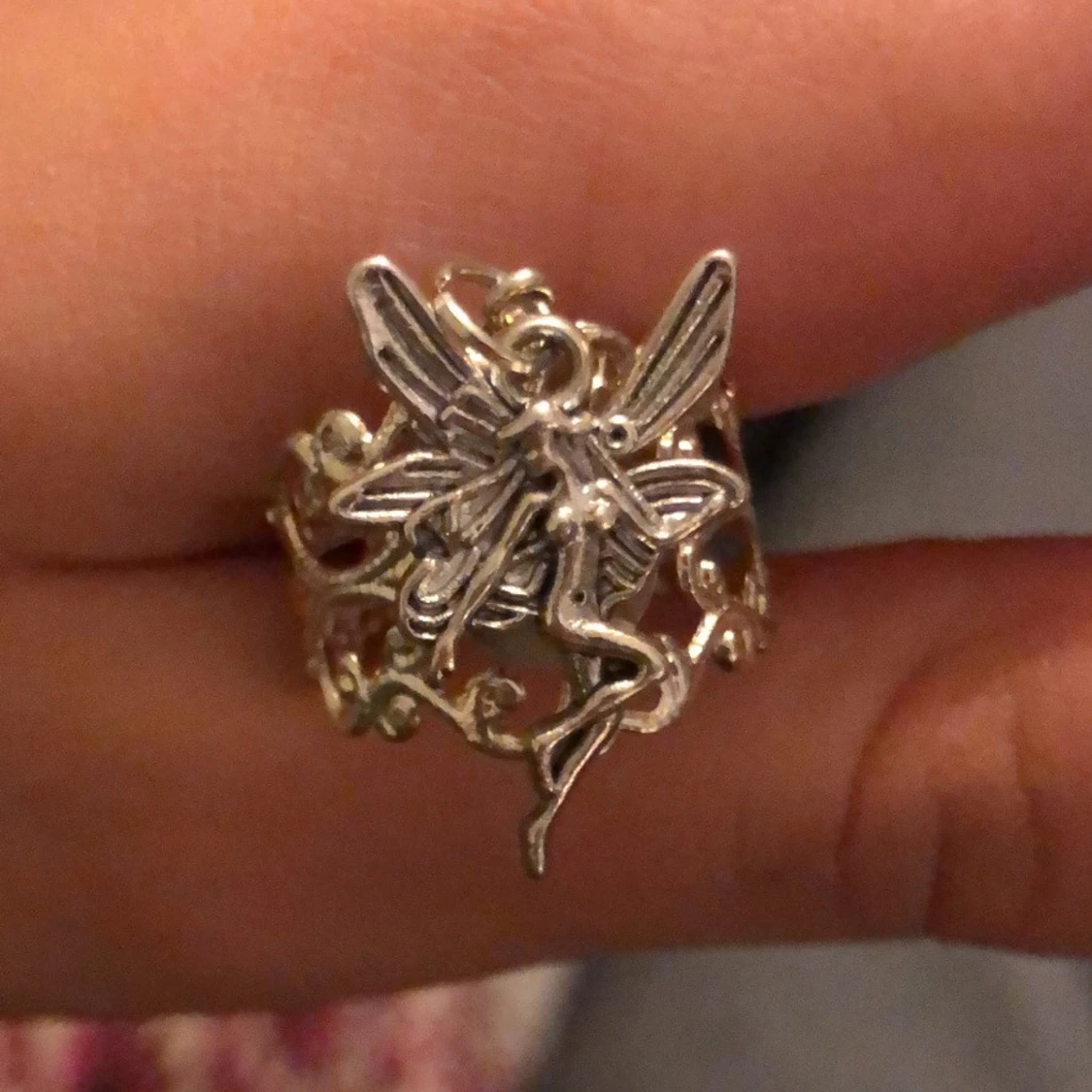 Silvrig ring med en älva på