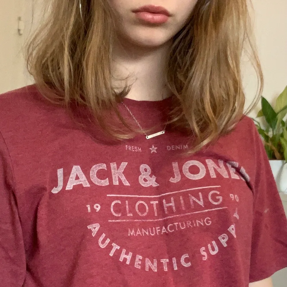 vintage Jack & Jones t-shirt säljes till högst bud<3 skick: bra, inga defekter storlek: M(sitter snyggt på alla storlek, själv har jag XS) kostnad: 80kr+frakt  märke: Jack&Jones  kontakta om intresserad pris går att diskutera  samfraktsalternativ finns även mötasupp i Blekinge. T-shirts.
