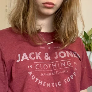 Jack&Jones t-shirt - vintage Jack & Jones t-shirt säljes till högst bud<3 skick: bra, inga defekter storlek: M(sitter snyggt på alla storlek, själv har jag XS) kostnad: 80kr+frakt  märke: Jack&Jones  kontakta om intresserad pris går att diskutera  samfraktsalternativ finns även mötasupp i Blekinge