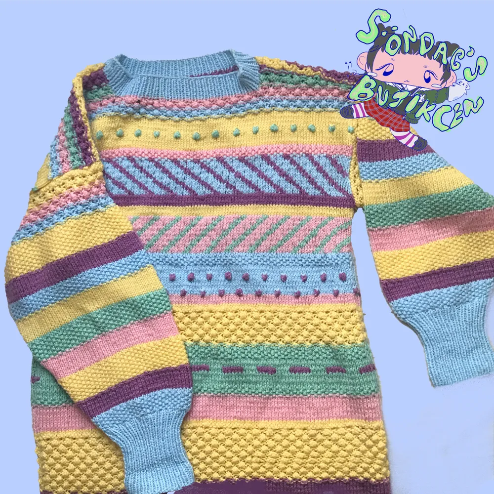 Oversize grandma sweater i pastell *:･ﾟ Köpt vintage men har inga synliga defekt! För eventuella frågor skicka ett meddelande så svarar jag så snabbt som möjligt 💌 . Stickat.