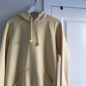 Gul hoodie - Jätte fin och mjuk gul hoodie från bikbok. Använd få gånger. Säljer den pga att jag inte använder den längre :)