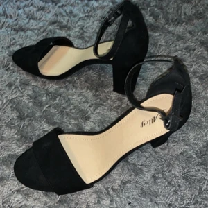 Alley klackskor - Alley klackskor i storlek 40, använd 1 gång. dem är i nyskick. Köparen står för frakten.