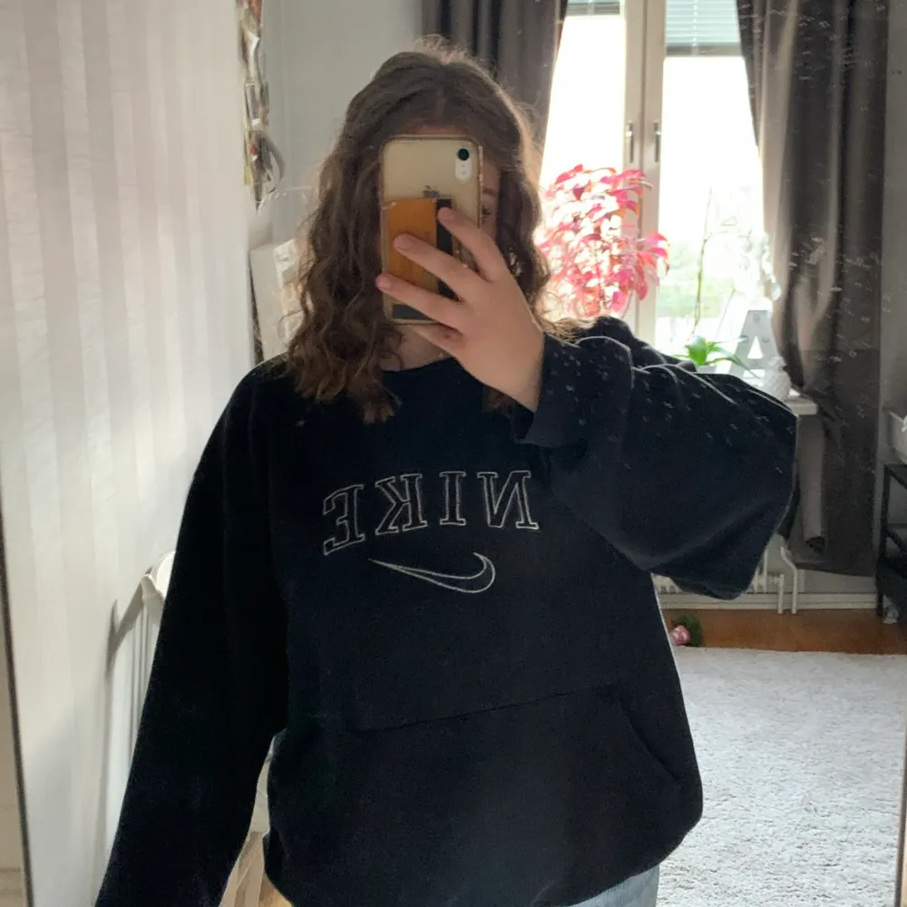 Säljer min Nikesweatshirt, den är ganska men syns inte så mycket. Köpte den för 700 kronor och jag säljer för 200 kronor om det inte är fler som är intresserade. Skriv privat för fler frågor. Jag möts i stockholm, köparen står för frakt högstq bud 260 kr. Tröjor & Koftor.