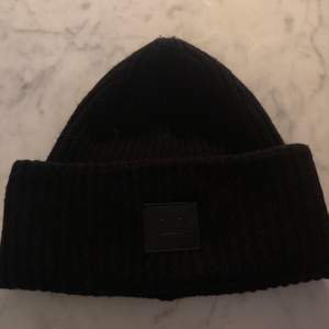 Super fin svart mössa från Acne studios, säljer pågrund av ingen användning längre. Passar jätte bra till allt och perfekt när det är vinter och kallt ute!💕