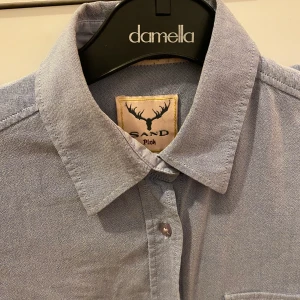 Skjorta SAND  - Storlek xs. Ljusblå 