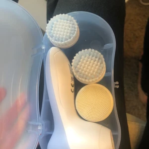 Ansiktsrengörare  - Ansiktsrengörare, självklart aldrig använd. Tyvärr slängt bruksanvisning... men är en enkel funktion och krävs endast batteri. Köpt för 399 och säljs för 100!