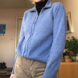 Så najs zip up! - Skitnajs zip-up i en härlig, vårig blå färg! Köpt secondhand och är lite urtvättad, men annars fint skick💓 FRI FRAKT :)