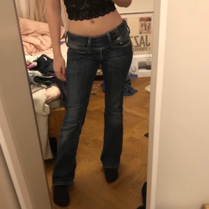 Mörkblå lowwaisted bootcut jeans - Älskar dessa jeans men har tyvärr inte plats i garderoben så funderar på att sälja. De är lågmidjade och utsvänga, passar mig som har storlek s och är 165 cm. Kan mötas i Stockholm annars betalar köpare frakt. Skriv privat för fler bilder <3