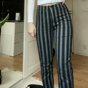 Brandy Melville byxor - Randiga byxor från Brandy Melville. Använda ett par gånger men i väldigt bra skick. Storlek xs/s😙