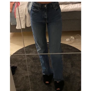 Zara full length jeans strl 34 - Jätte snygga zara full length jeans i storlek 34 i färg mörk blå, för långa för mig som är ca 168. Använda ca 2 gånger och är inte slitna alls. Säljer pga att dom är för små💕 pris kan diskuteras💞💞