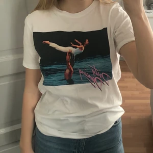 T-shirt  - T-shirt med dirty dancing tryck från hm. Storlek S/M. Skriv vid intresse. Fraktkostnad tillkommer, kan dock mötas upp i Stockholm för att slippa fraktkostnad :)