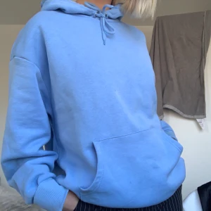 Blå hoodie från Monki - Så härlig blå hoodie från Monki! Perfekt till våren! Använd endast ett fåtal gånger så är i väldigt bra skick! Det billiga priset är pga att jag behöver plats i garderoben och vill bli av med den. Stl M men sitter bra oversize på mig som vanligtvis har XS-S