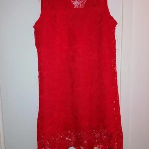 Röd klänning - storlek liten .  Svart klänning - Liten 38.  Röd kappa - storlek 36.   - Kläderna är i perfekt skick, utan fläckar och nötning. Röd klänning - 200kr.                                                             Svart klänning - 450kr.                                                      Röd kappa-550kr