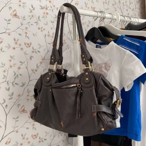 Brun väska - Hej! Jag undrar om det går att sälja denna bruna väska som har mycket slitningar men såklart fortfarande går att använda!💕 Dragkedjan är även sönder:/ Kom med egna prisförslag om ni är intresserade❤️ frakt tillkommer på 66kr