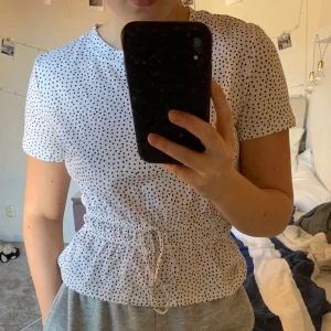 Prickig tröja från Zara - Söt prickig tröja från zara i jätteskönt material. Tänkte använda den i somras men blev aldrig av så den är oanvänd och i väldigt bra skick. Midjan är av resår så passar väldigt bra och sitter skönt. Nypris: 179 kr