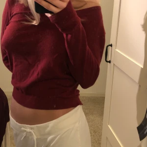 Röd långarmad  - Jätte fin röd långarmad tröja, säljs för att den inte kommer till användning! 