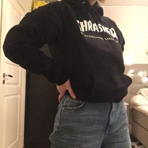 Hjälper min kompis sälja hennes snygga svarta hoodie från Thrasher. Den är aldrig använd utan bara testad. Storlek S. 