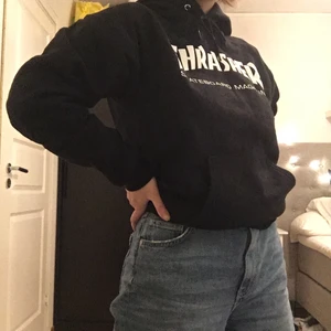THRASHER  - Hjälper min kompis sälja hennes snygga svarta hoodie från Thrasher. Den är aldrig använd utan bara testad. Storlek S. 