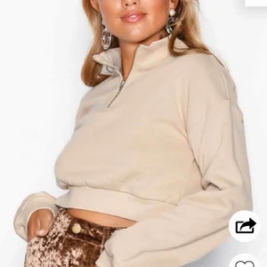 Tröja - Tröja med dragkedja i färgen beige. Det är storlek S. Köpt på Nelly 