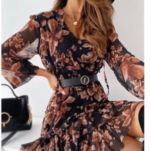 Amore Klänningar Blommiga  - Nu har min butik i Londonbörsens gått på konkurs, och jag har massor av kläder kvar som jag vill sälja. Dessa klänningar har jag i olika storlekar .Pris:från 499kr