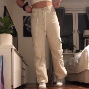 Weekday cargopants - Ett par as balla cargopants från weekday i strl 42 men kan dras åt i midjan om man skulle vilja det så passar även mindre💞 Sparsamt använda och säljer då jag inte använder dem🌟 Om flera är intresserade så buda och köpare står för frakt💞💞