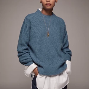 Zara stickat tröja - Säljer denna jätte fint helt oanvänt slutsåld tröja från Zara. Storlek M men skulle säga passar till S och XS också!💕 Köparen står för frakten!💕 Buda i kommentarerna