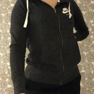 NIKE KOFTA 200 - Använder inte denna Nike kofta längre. Vill bli av med den så kontakta mig. St XS men jag brukar ha S. Den är skön och perfekt för att springa i. 260 kr 