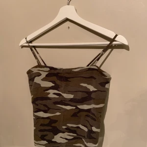 Grön militär linne - Gina tricot  - Populärt linne från Gina tricot 