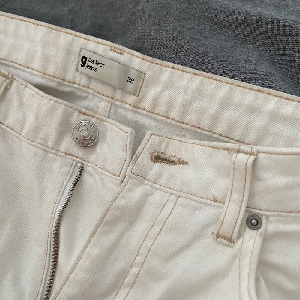 Jättefina vita jeans, säljer pga för stora i midjan. Köparen står för frakten💕. Jeans & Byxor.