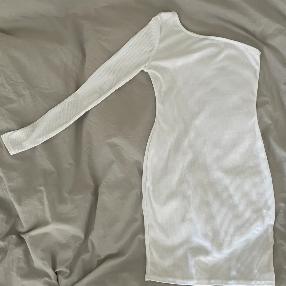 Jättefin vit One shoulder klänning från Bohoo. Köpt här på Plick, men aldrig använd. Jättebra skick. Köparen står för frakt. . Klänningar.