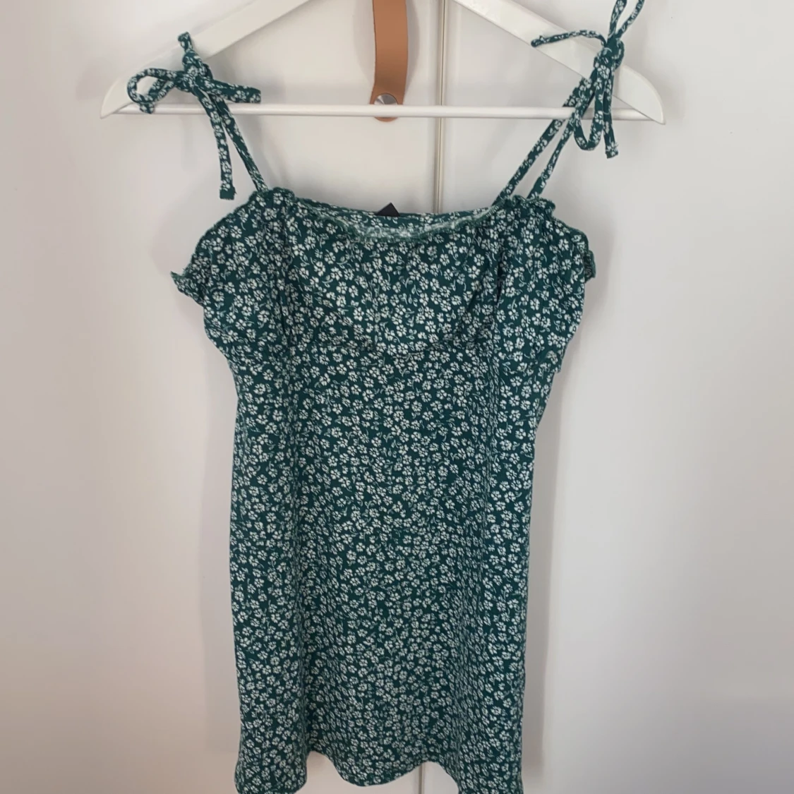 Grön klänning med blommor