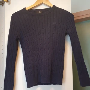 Ribbad tröja  - Storlek S. Köparen står för frakt.