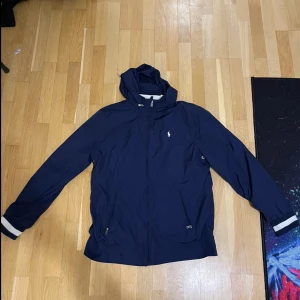 Polo Ralph Lauren jacka. 100% bomull  - Ralph Lauren jacka i 100% bomull. Använd några gånger men fortfarande väldigt fint skick. På lappen står det XL men det är för att den är köpt på en ungdoms kläd sida. Men den sitter mer som en S. Nypris var 1295kr. Skickar med posten. Köparen får stå för frakt