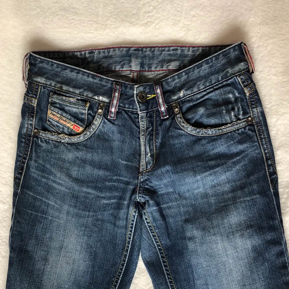 Köpte de här super snygga lågmidjade jeansen på plick men de var tyvärr för små för mig:( om man har några  frågor om mått eller om man vill ha flera bilder är det bara att skriva 💗  . Jeans & Byxor.