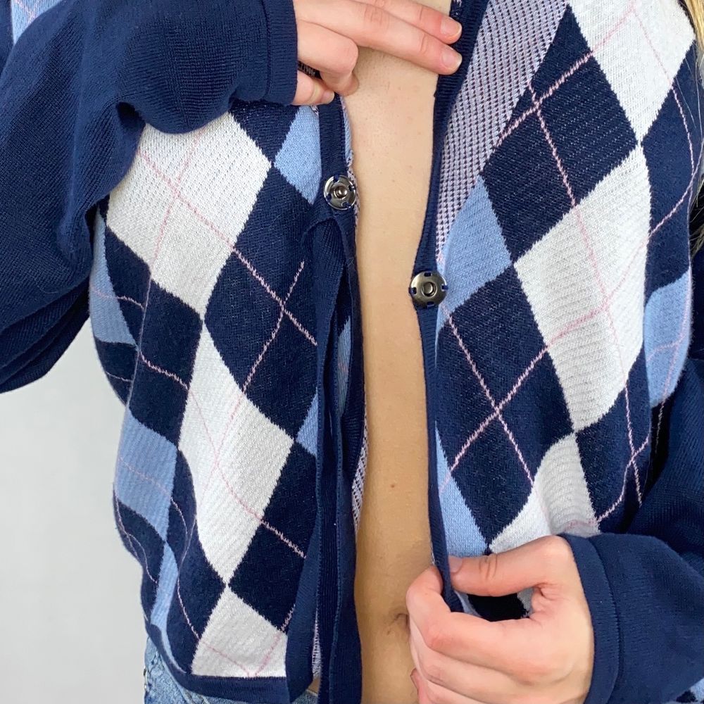 Supermysig och söt argyle kofta från Time To Be A Woman. 100% cotton. I fint skick! Kan inte knytas ihopstängd, rosetten är endast dekoration. Koftan stängs med en knapp, syns på sista bilden. Står ingen storlek, modellen använder storlek small och är 169cm. Kolla gärna måtten nedanför. Axeln till axeln 43cm, längd 61cm och arm längd 63cm. Nypriset ligger på runt 500kr. Spårbar frakt på 66kr är inräknad i priset och SafePay tar 10% av betalningen. Tyvärr kostar det lite extra då jag alltid kommer skicka spårbart och ta safepay för bådas säkerhet. Tröjor & Koftor.