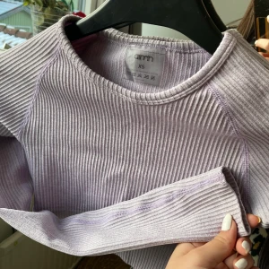 Ribbad topp från aimn - Ligger bara och dammar 