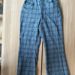 Randiga vida byxor - Säljer dessa som är inköpta från beyond retro. En 70-tals modell, med hög midja och lite utsvänga ben. Tror de är något ullmaterial då de är ganska varma, kanske blandning polyester/ull. Storlek står inte men skulle tippa på 36/S/ liten M✨