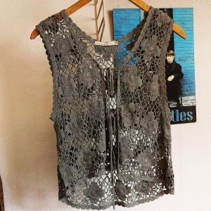 Virkad bohemisk väst  - Snygg grön virkad väst. Storlek Medium. 100kr pp 48kr