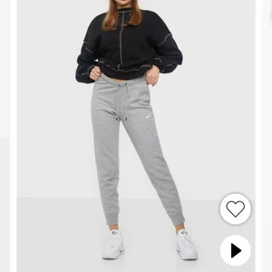 Nike byxor  - Säljer mina super snygga nike mjukisar som är köpta för inte alls länge sedan, säljs på grund av att dom är lite för stora på mig för min smak, (har rätt smal lidja). Inga slitningar eller nått alls på byxorna då dol är använda fåtal gånger! FRAKT 59kr