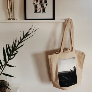 Tygkasse - Stödj gärna vårt UF företag genom att köpa vår skitsnygga tygkasse med tryck över stranden vid Österlen. Miljövänlig och ekologisk. 10% av vår vinnst går till Barncancerfonden! 💗