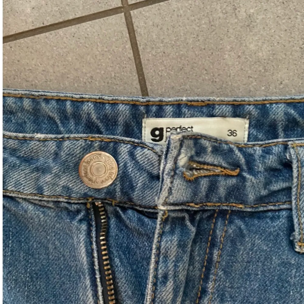 Ett par mom jeans från ginatricot i stl 36❤️ Säljer pga av för små✨. Jeans & Byxor.