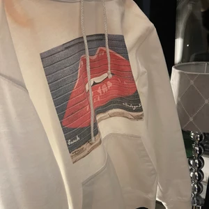 The Cool Elephant Hoodie - Säljer denna superfina hoodie från The Cool Elephant 🤍 varit en riktig favorit länge! Storlek S 💕 säljer för 200kr eller bud!