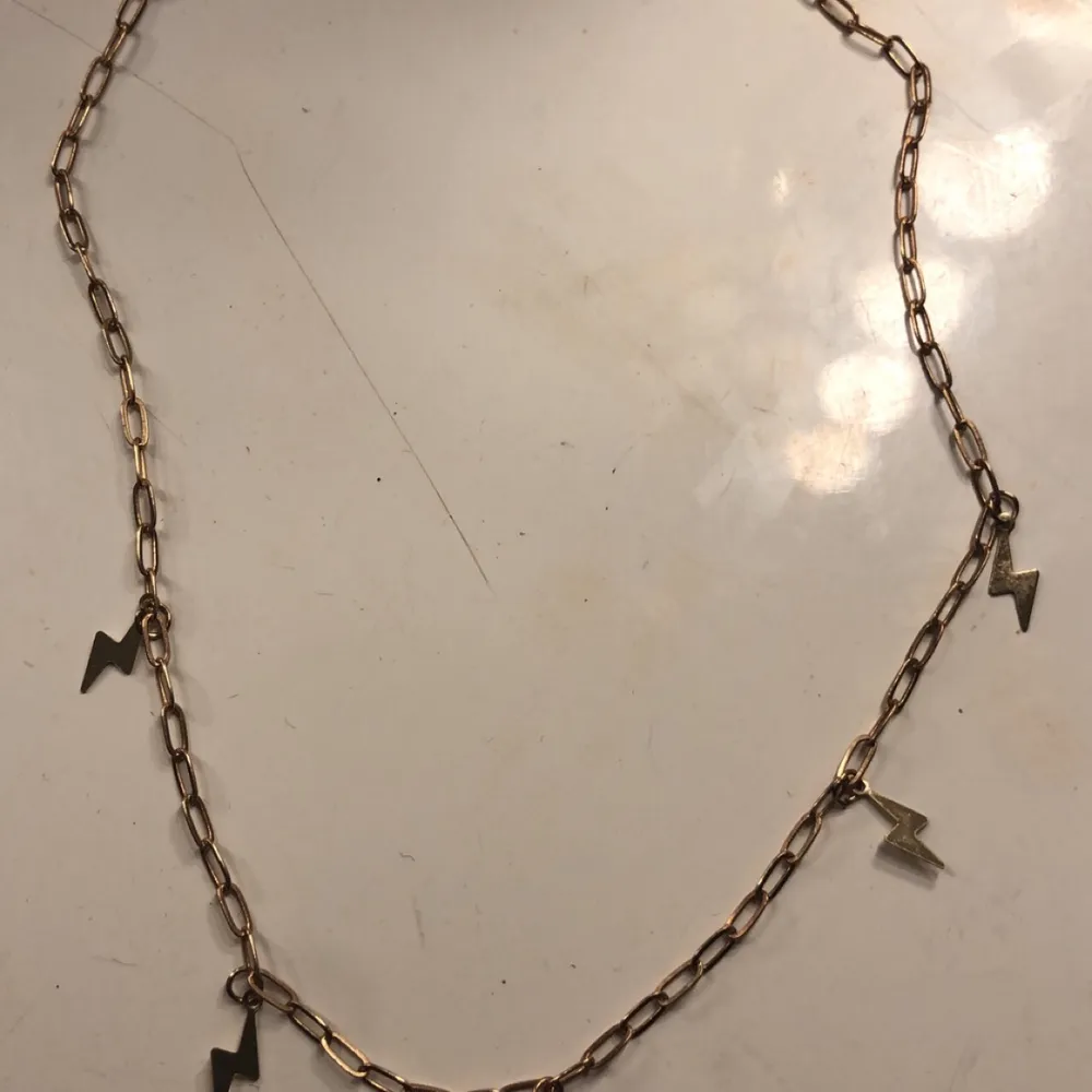Jättefint guld halsband med blixtar❤️ 30kr + frakt ❤️ köpt för 79kr. Accessoarer.