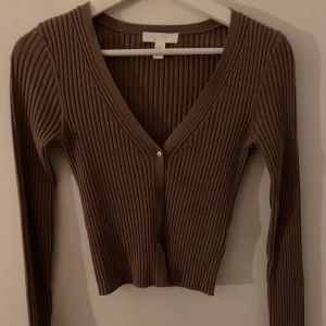 Kofta - Brun tröja/kofta från hm. Aldrig använd så bra skick!! Köparen står för frakt💕