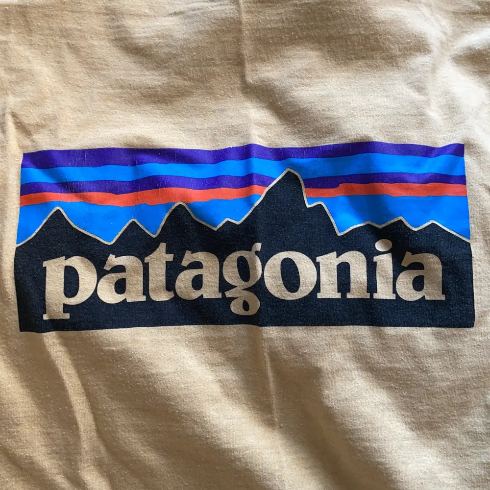 En gul Patagonia T-shirt. Säljer pga använder inte längre. Lite nopprig som man ser man andra bilden men syns inte så tydligt på tröjan.. T-shirts.