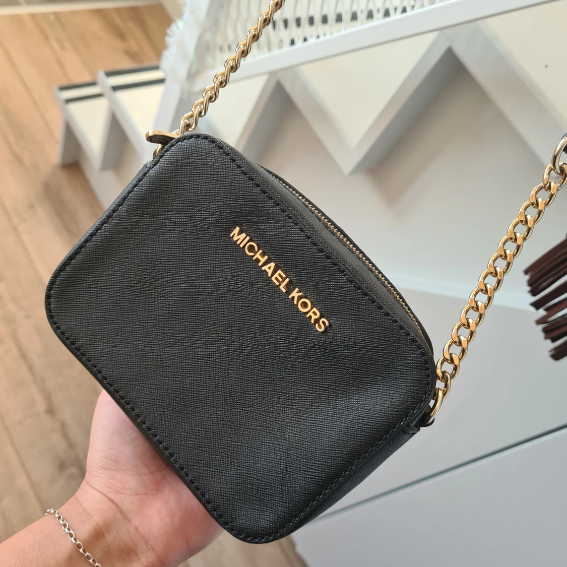 Michael Kors, Axelremsväska