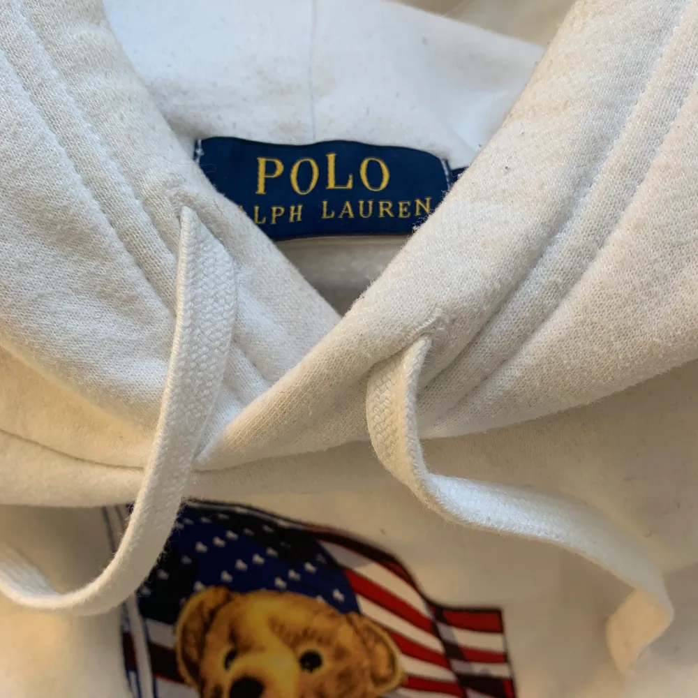 Hoodie från Polo Ralph Lauren. Fint skick men lite noppig. Nypris runt 1800 💙. Tröjor & Koftor.